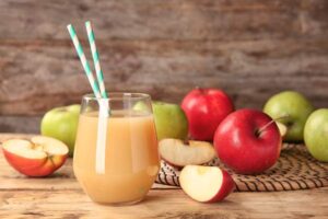 Słomki z papieru – dlaczego są lepsze od plastikowych?