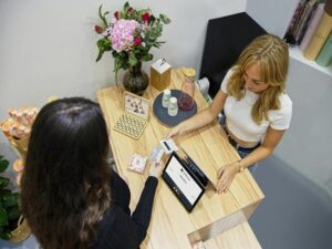 Nowoczesne danie regionalne na talerzu w restauracji