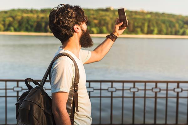 Kolekcja wartościowych przedmiotów inwestycyjnych na stole