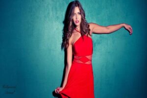 Planowanie kosztorysu remontu mieszkania z kalkulatorem i projektem na stole