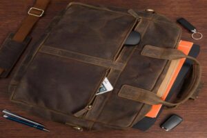 Sprzęt audio do słuchania muzyki w domu – głośniki i słuchawki na stole