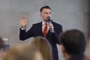 Zarządzanie budżetem domowym – planowanie finansów na stole z kalkulatorem i notatnikiem