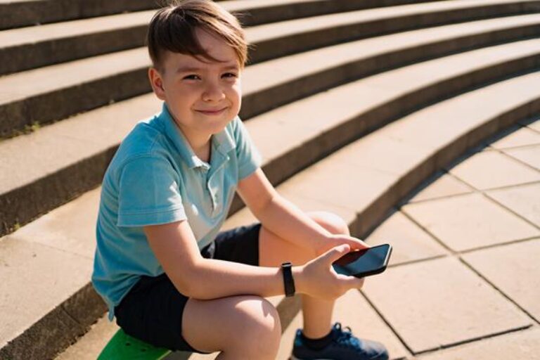 Gadżety lifestyle’owe na stole – smartwatch, słuchawki i głośnik Bluetooth