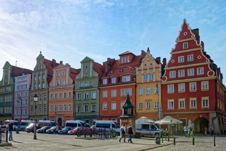Seniorzy na plaży z kijami do nordic walkingu i leżakami składanymi