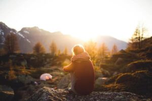 Porównanie cen suplementów diety w różnych sklepach online na tle minimalistycznego lifestyle'u
