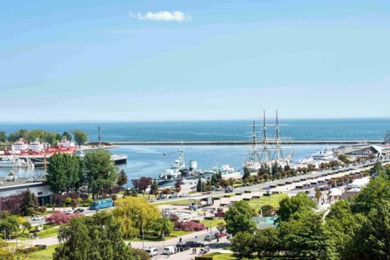 Naturalna pościel lniana i bawełniana w neutralnych kolorach na łóżku w jasnym wnętrzu