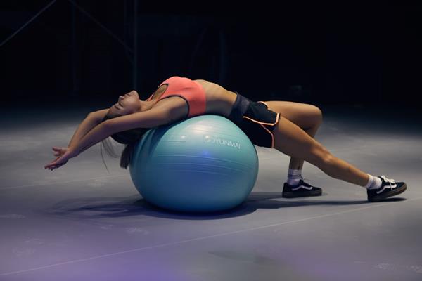 Zestaw hantli regulowanych i maty fitness na drewnianej podłodze w jasnym wnętrzu