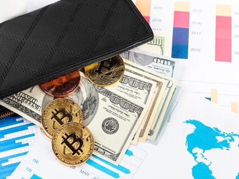 Portfel sprzętowy do kryptowalut leżący obok smartfona na biurku w stylu minimalistycznym
