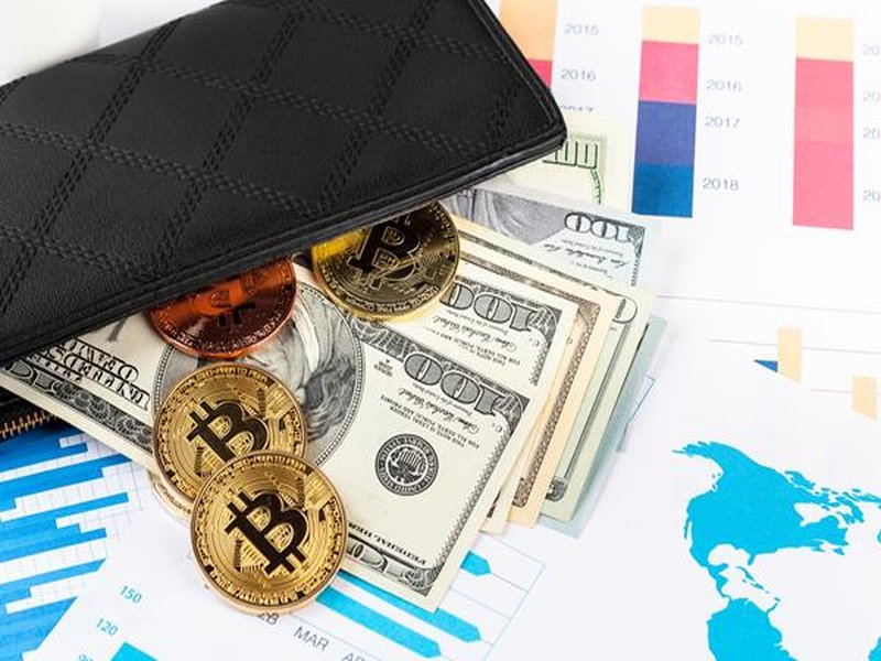 Portfel sprzętowy do kryptowalut leżący obok smartfona na biurku w stylu minimalistycznym