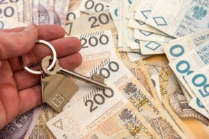 Porównanie kart debetowych i kredytowych z ikonami benefitów i opłat na tle codziennych zakupów